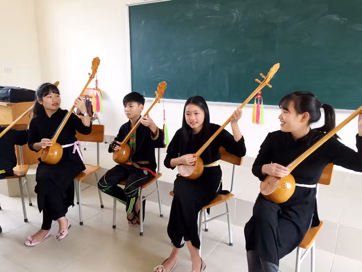 Buổi sinh hoạt của CLB Nghệ thuật dân gian, Trường PTDT nội trú THCS&THPT Tiên Yên.