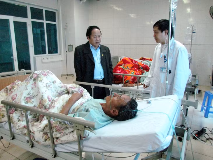 Phó Chủ tịch UBND tỉnh Lai Châu Tống Thanh Hải thăm các nạn nhân đang điều trị tại Bệnh viện Đa khoa tỉnh.