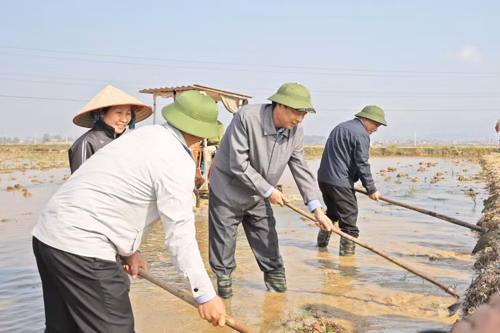 và xuống ruộng canh tác cùng bà con nông dân
