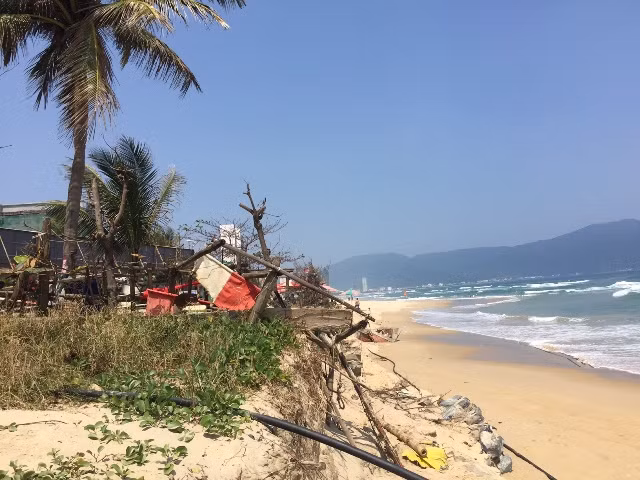 Biển xâm thực vào sâu trong kè chắn sóng, cuốn trôi ki-ốt của người dân.