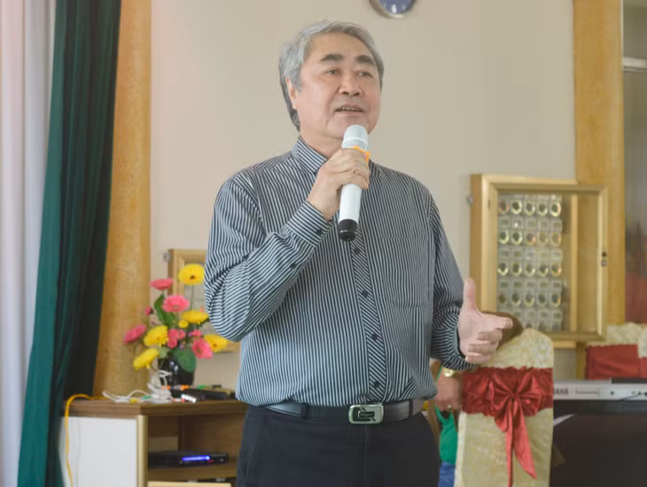 Nghệ sĩ Nhân dân Quang Thọ, từng là thành viên Đoàn Ca múa nhạc Quảng Ninh, hát tại buổi giao lưu.