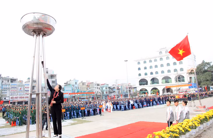 Đồng chí Đỗ Thị Hoàng, Phó Bí thư Thường trực Tỉnh ủy thắp lên ngọn lửa động viên thanh niên thành phố lên đường nhập ngũ 