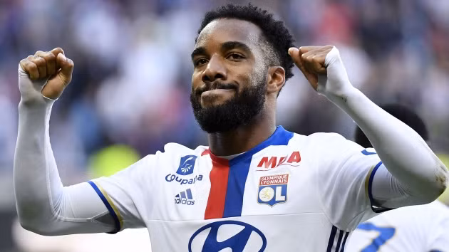  Lacazette muốn đến Barca thi đấu.