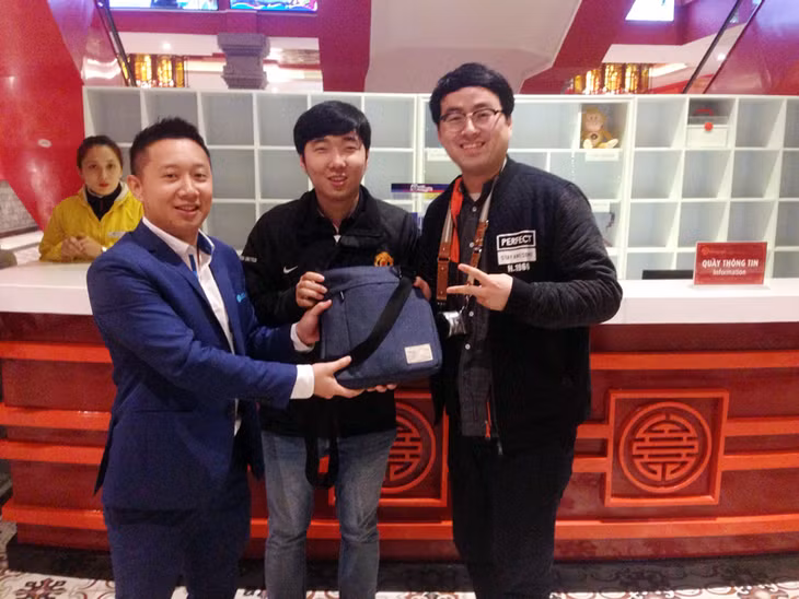 Đại diện Sun World Ha Long Park trao lại tài sản cho du khách bỏ quên.