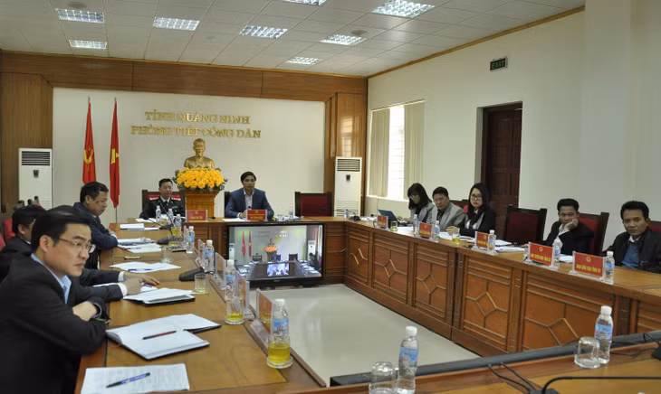 Đồng chí Vũ Văn Diện, Phó Chủ tịch UBND tỉnh chỉ đạo các cơ quan chức năng giải quyết các vụ việc khiếu nại, tố cáo tại buổi tiếp công dân thường kỳ tháng 2-2017