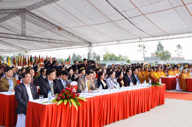 Đông đảo đại biểu, tăng ni, phật tử, nhân dân và du khách về dự lễ khai hội Xuân Yên Tử 2017