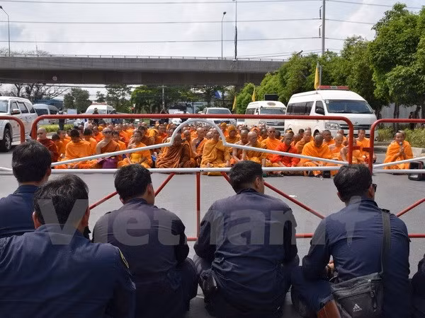 Người biểu tình bao vây ngôi đền Dhammakaya. (Ảnh: Sơn Nam/Vietnam+)