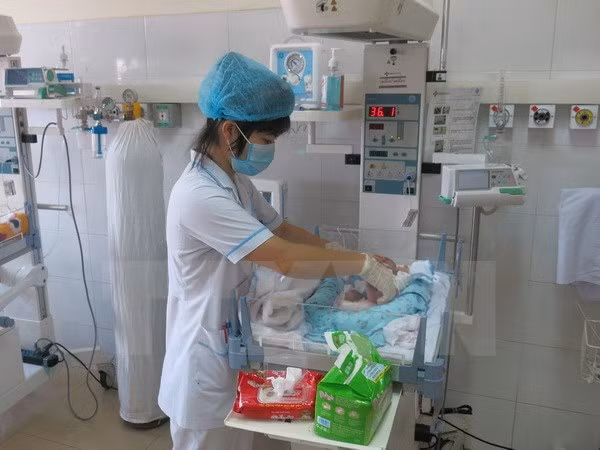 Chăm sóc trẻ sơ sinh. (Ảnh minh họa: Hoàng Nguyên/TTXVN)