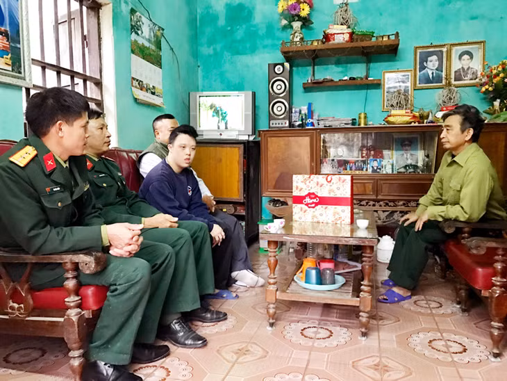 Cán bộ Ban CHQS huyện Hoành Bồ thăm và tặng quà gia đình chính sách trên địa bàn trong dịp Tết Đinh Dậu 2017.
