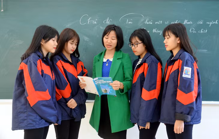 Cô giáo Trần Thị Bích Hạnh, trường THPT Ngô Quyền (TP Hạ Long) giải đáp cho học sinh khố 12 một số thắc mắc về việc lựa chọn nghề nghiệp