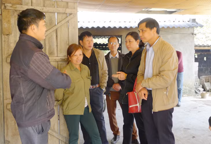 Đồngg chí Vũ Văn Diện, Phó Chủ tịch UBND tỉnh đã đến một số hộ dân vận động, giải quyết trực tiếp các kiến nghị của nhân dân. 