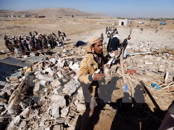 Cảnh đổ nát sau các cuộc không kích ở quận Arhab cách thủ đô Sanaa 40km về phía Bắc. (Nguồn: AFP/TTXVN)
