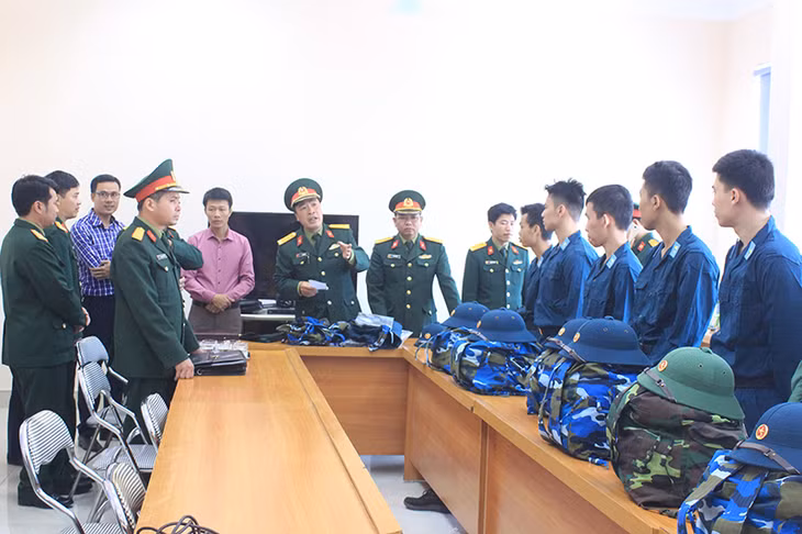 Bộ CHQS tỉnh kiểm tra công tác cấp phát quân trang tại TP Hạ Long.