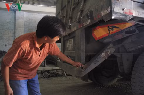 Cản sau xe đầu kéo bị gập lại sau cú tông của xe khách 