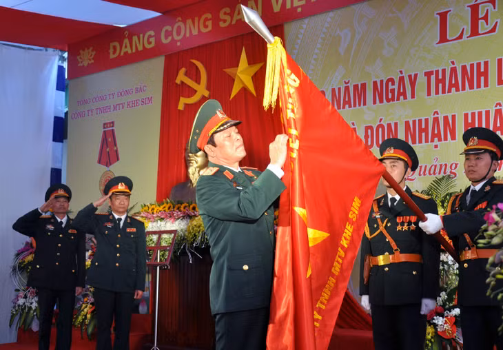 Thừa ủy quyền của Chủ tịch nước, Anh hùng Lao động, Thiếu thướng Phạm Ngọc Tuyển, Chủ tịch Hội đồng kiêm Tổng giám đốc Tổng Công ty Đông Bắc (Bộ Quốc phòng) gắn Huân chương Lao hạng Nhất lên quân kỳ quyết thắng của Công ty TNHH MTV Khe Sim