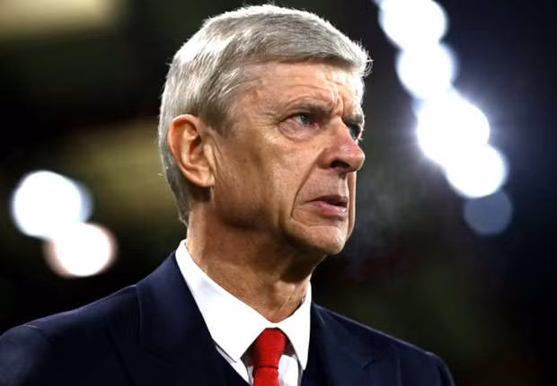  Wenger ngán ngẩm với mặt sân.