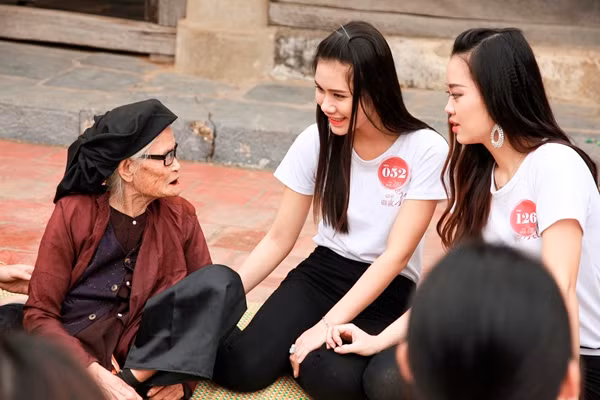 Các thí sinh được nghe lại tích xưa, và học hát quan họ.