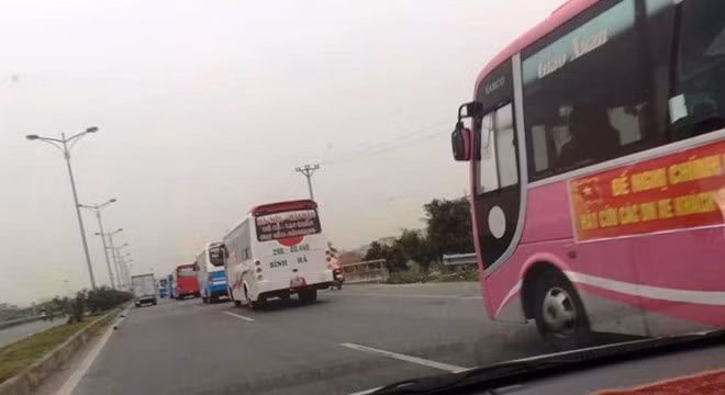 Xe khách của các doanh nghiệp Thái Bình, Nam Định chạy lên Hà Nội phản đối lệnh điều chuyển. (Nguồn ảnh: Otofun.net)