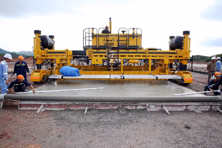 Cảng hàng không Quảng Ninh đã thi công 30% bê tông mặt đường băng và bãi đỗ, đến tháng 11-2017 sẽ hoàn thành và đưa vào khai thác, sử dụng.