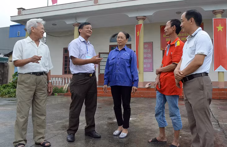 Cán bộ phường Mạo Khê, TX Đông Triều (thứ 2, trái sang) được giao phụ trách địa bàn thường xuyên xuống khu dân cư để nắm bắt tình hình tư tưởng của nhân dân.