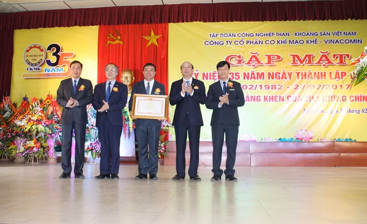Đồng chí Lê Minh Chuẩn, Chủ tịch HĐTV Tập đoàn Công nghiệp Than-Khoáng sản Việt Nam trao bằng khen của Thủ tướng Chính phủ cho Công ty CP Cơ khí Mạo Khê.