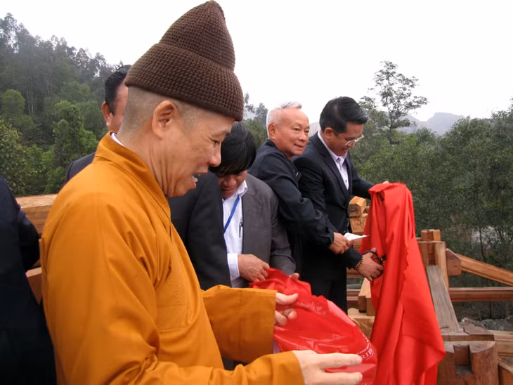 Các đại biểu thực hiện nghi lễ cất nóc tòa Tam bảo chùa Non Đông.