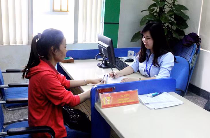 Tư vấn hỗ trợ pháp lý cho người dân trong việc thực hiện TTHC là một trong những sáng tạo dịch vụ hiện nay Trung tâm HCC tỉnh đang thực hiện. Ảnh: Hoàng Quỳnh