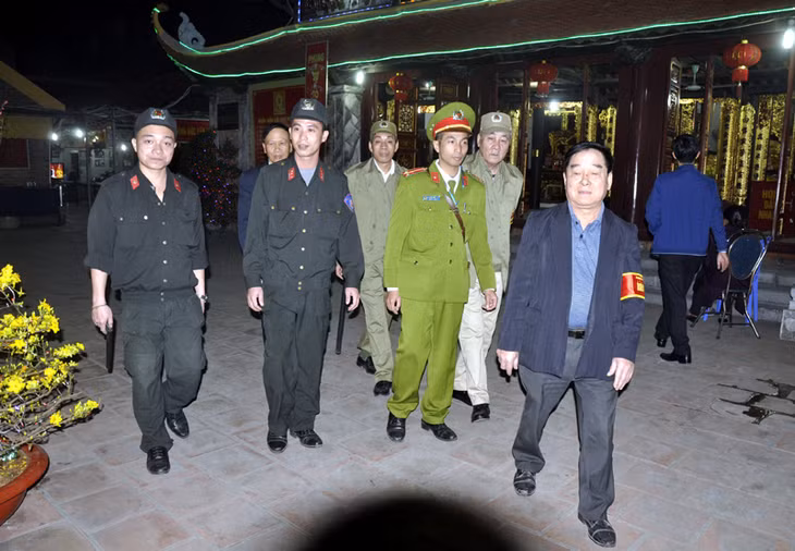Công an tỉnh và lực lượng an ninh cơ sở tuần tra, kiểm soát đảm bảo ANTT khu vực chùa Long Tiên (TP Hạ Long) tối 30 Tết.