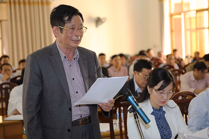 Đồng chí Triệu Đức Hương, Chủ tịch UBND huyện Hoành Bồ báo cáo công tác GPMB tuyến cao tốc đoạn đi qua huyện.