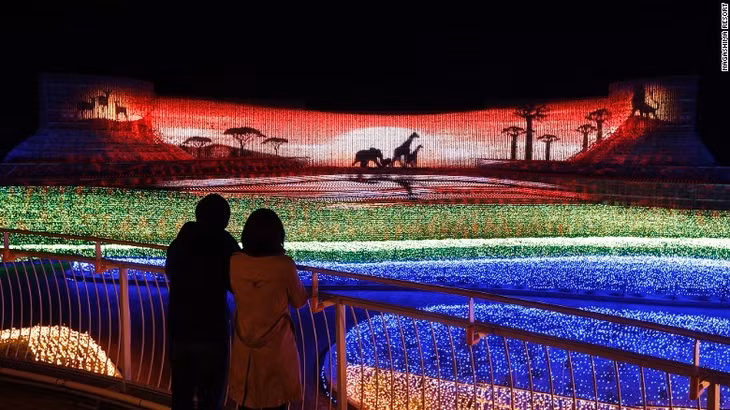 Yasuyo Otani, đại diện của khu nghỉ dưỡng Nagashima trả lời CNN rằng họ mất 4 tháng và thuê hàng nghìn công nhân để thiết lập khung cảnh, đầu tiên là xây dựng nền móng, sau đó tới các khung treo bóng đèn.
