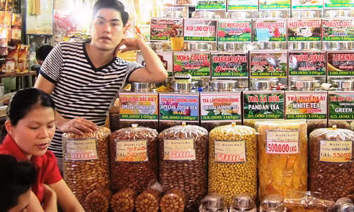 Các tiểu thương lo lắng khó vay vốn ngân hàng hơn trước. Ảnh minh họa.