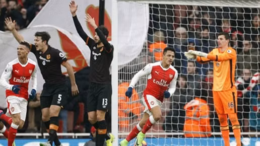  Alexis Sanchez ghi cú đúp vào lưới Hull City.