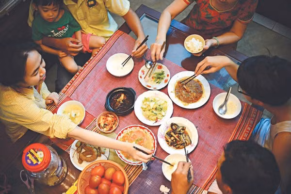 Thói quen ăn chung chén nước chấm, dùng đũa của mình gắp thức ăn cho người khác... góp phần lây lan H.P.