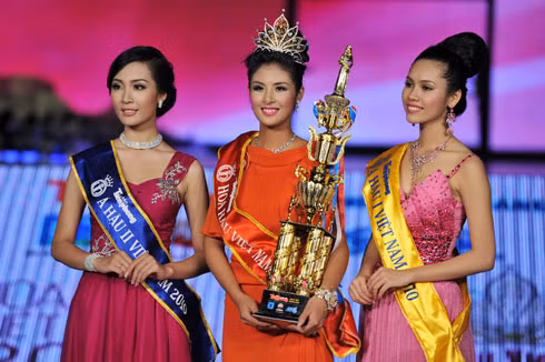 Hoàng My (phải) giành ngôi Á hậu 1 ở cuộc thi Hoa hậu Việt Nam năm 2010 diễn ra ở Tuần Châu. Ảnh: Hoàng Hà.