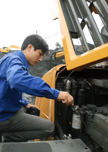 Kiểm tra thiết bị trước ca sản xuất tại Xí nghiệp Chế biến và tiêu thụ than.