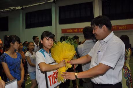 Ông Đỗ Khánh Tùng, Phó Giám đốc Sở Văn hóa, Thể thao và Du lịch tặng hoa và cờ lưu niệm cho các đoàn tham gia giải