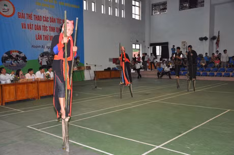 Biểu diễn đi cà kheo