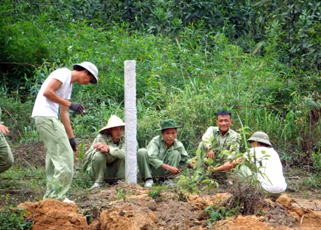 Các học viên của Trung tâm đang quây hàng rào trên một quả đồi để chuẩn bị chăn thả dê.