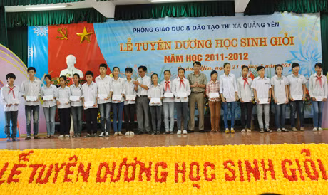 Bảo hiểm SHB - Vinacomin trao quà của doanh nghiệp cho các em học sinh giỏi tại lễ tuyên dương.