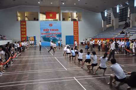 Thi đấu kéo co giữa 2 đội Ngân hàng Nhà nước tỉnh Lạng Sơn và Ngân hàng Nhà nước tỉnh Quảng Ninh