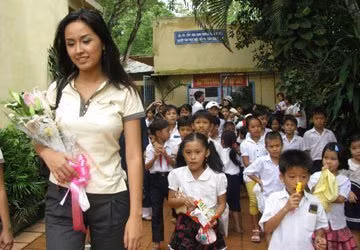 Hoa hậu Mai Phương Thúy tham gia nhiều hoạt động từ thiện xã hội -“tiền đề” giúp cô được công chúng dễ lòng bỏ qua cho những scandal sau đó.