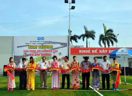 Các đại biểu cắt băng khánh thành sân bóng.