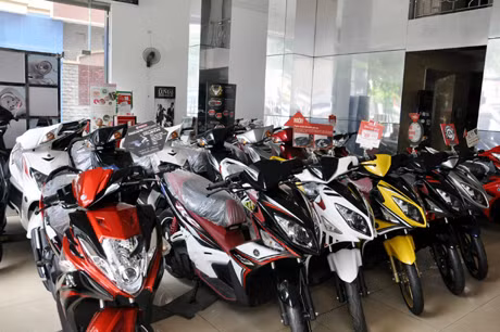 Các cửa hàng xe máy luôn vắng khách trong thời gian này. (Ảnh chụp tại Công ty TNHH Bảo Vinh - số 99 - đường 25/4 - phường Bạch Đằng - TP Hạ Long).