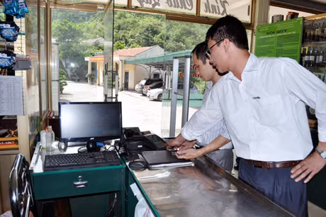 Siêu thị công nhân của XN Than Thành Công được lắp đặt máy POS để cho công nhân thuận tiện hơn trong việc chi trả khi mua hàng hóa.