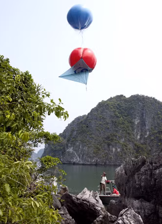 Khinh khí cầu kéo máy ảnh lên cao để chụp.