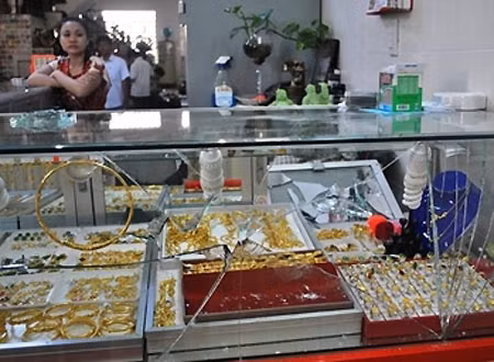 Quầy vàng bị đập vỡ kính. Ảnh: Tiền Phong.