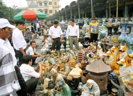 Khách du lịch dừng chân và mua hàng gốm sứ thủ công mỹ nghệ Vĩnh Hồng, thị trấn Mạo Khê, Đông Triều.