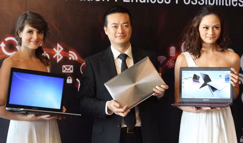 Đại diện của Asus và các dòng laptop mới.