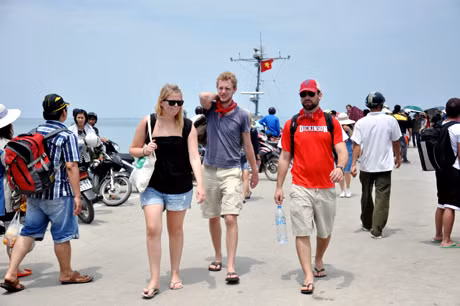 Khách du lịch đến với Cô Tô ngày càng đông.