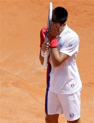 Nadal khiến Djokovic ôm mặt khóc hận.